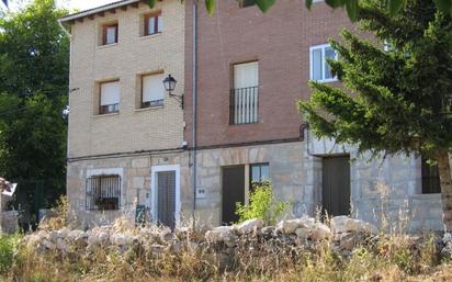 Vista exterior de Casa adosada en venda en Quintanavides amb Jardí privat