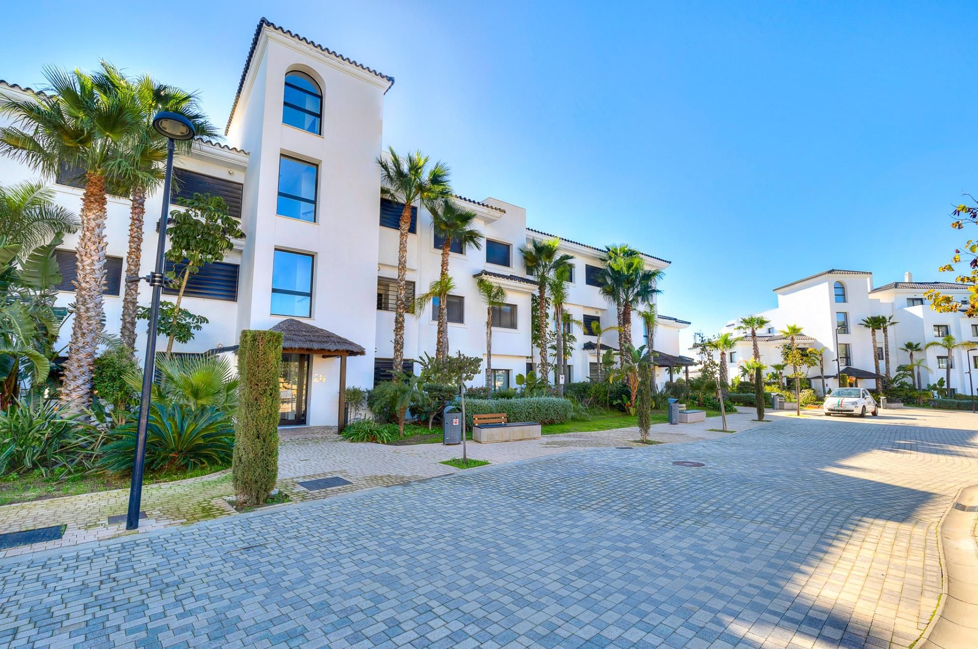 Vista exterior de Apartament en venda en Estepona amb Aire condicionat, Calefacció i Jardí privat