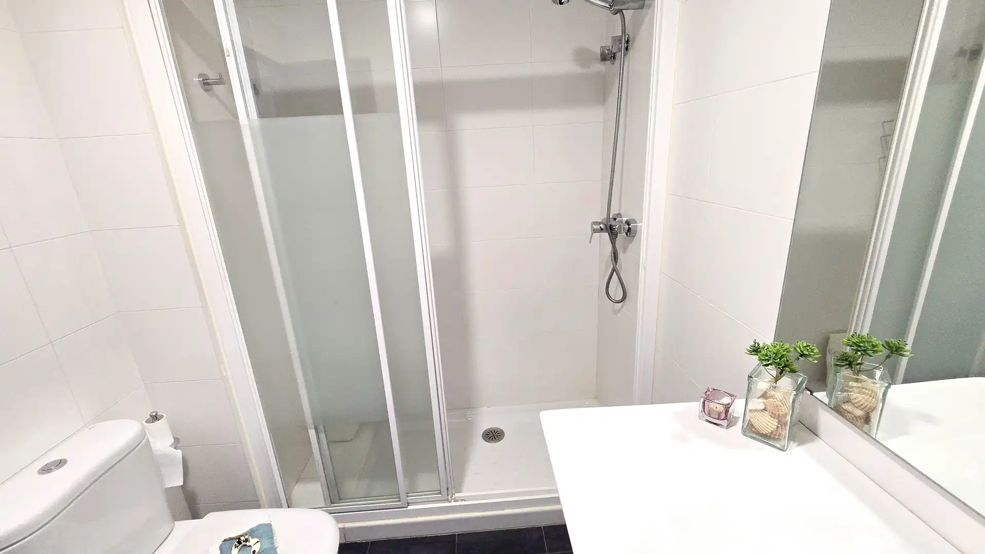 Badezimmer von Wohnung zum Verkauf in Vigo  mit Heizung, Parkett und Abstellraum