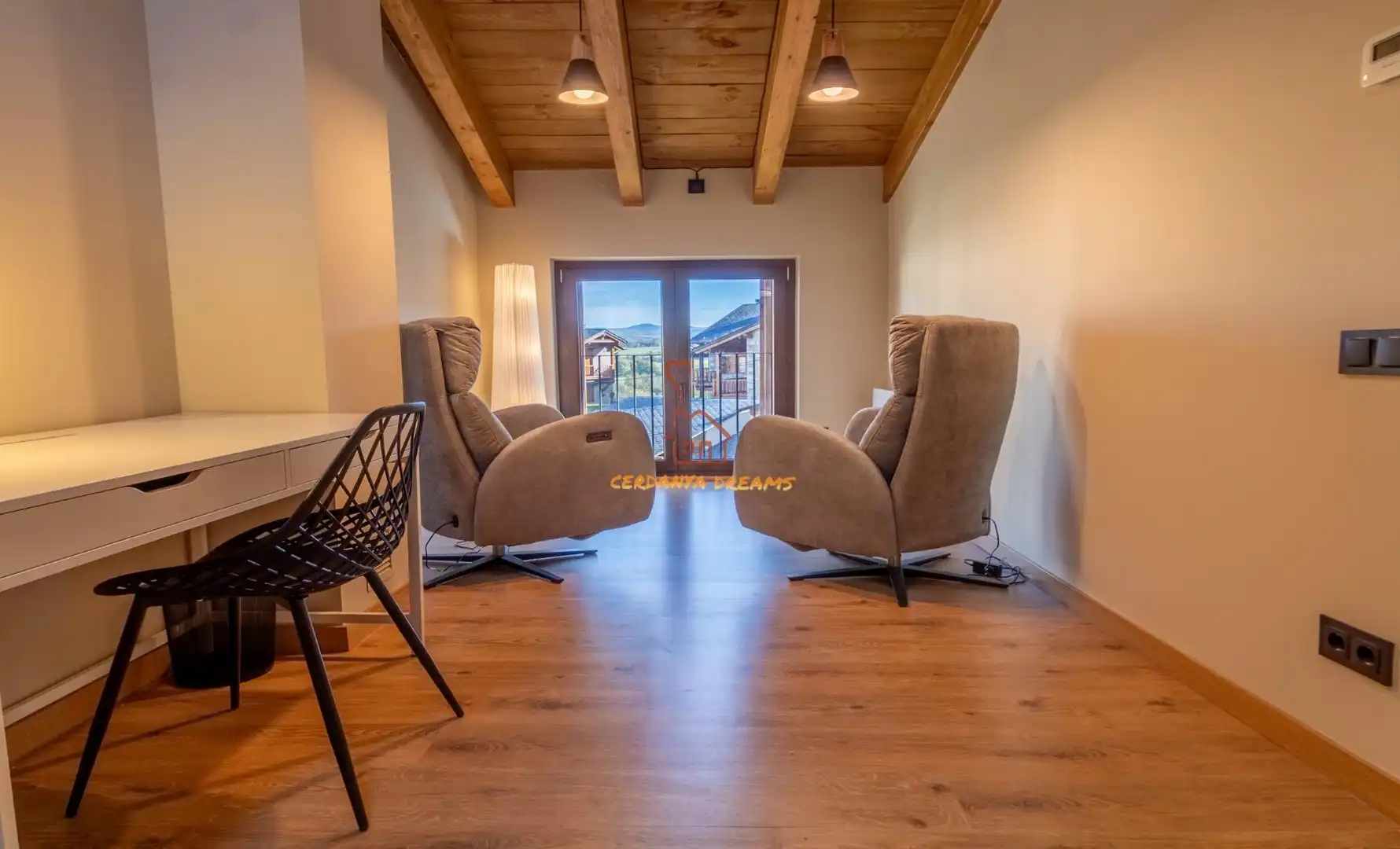 Sala d'estar de Casa adosada en venda en Fontanals de Cerdanya amb Calefacció, Jardí privat i Parquet