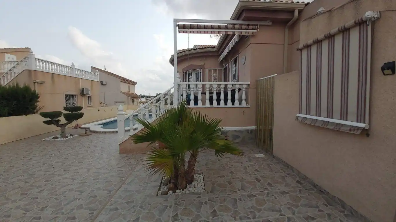 Vista exterior de Casa o chalet en venta en Rojales con Terraza, Piscina y Amueblado