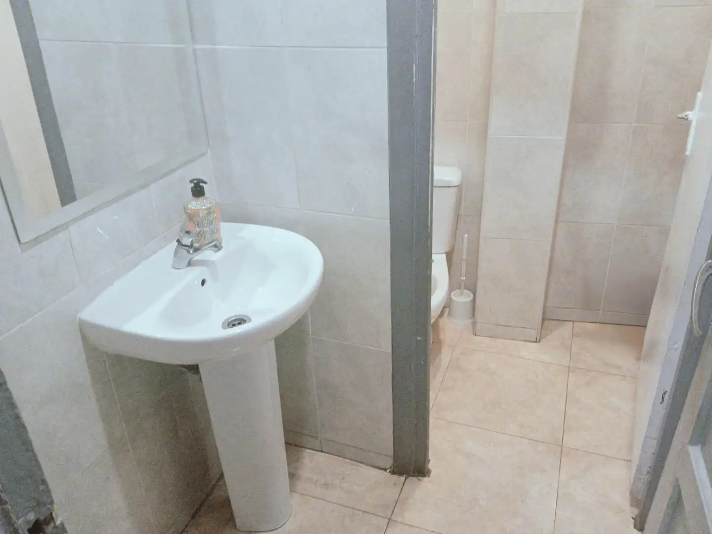 Baño de Local de alquiler en Zaragoza con Aire acondicionado y Amueblado