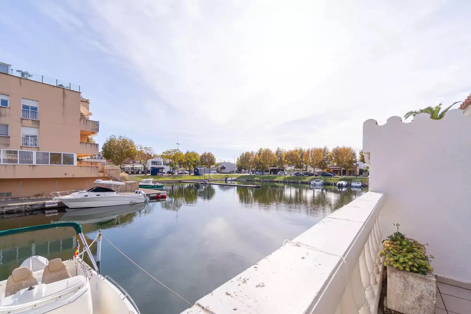 Vista exterior de Casa adosada en venda en Empuriabrava amb Aire condicionat, Terrassa i Moblat