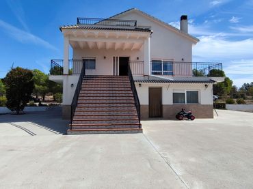 House with balcony for sale in Onil