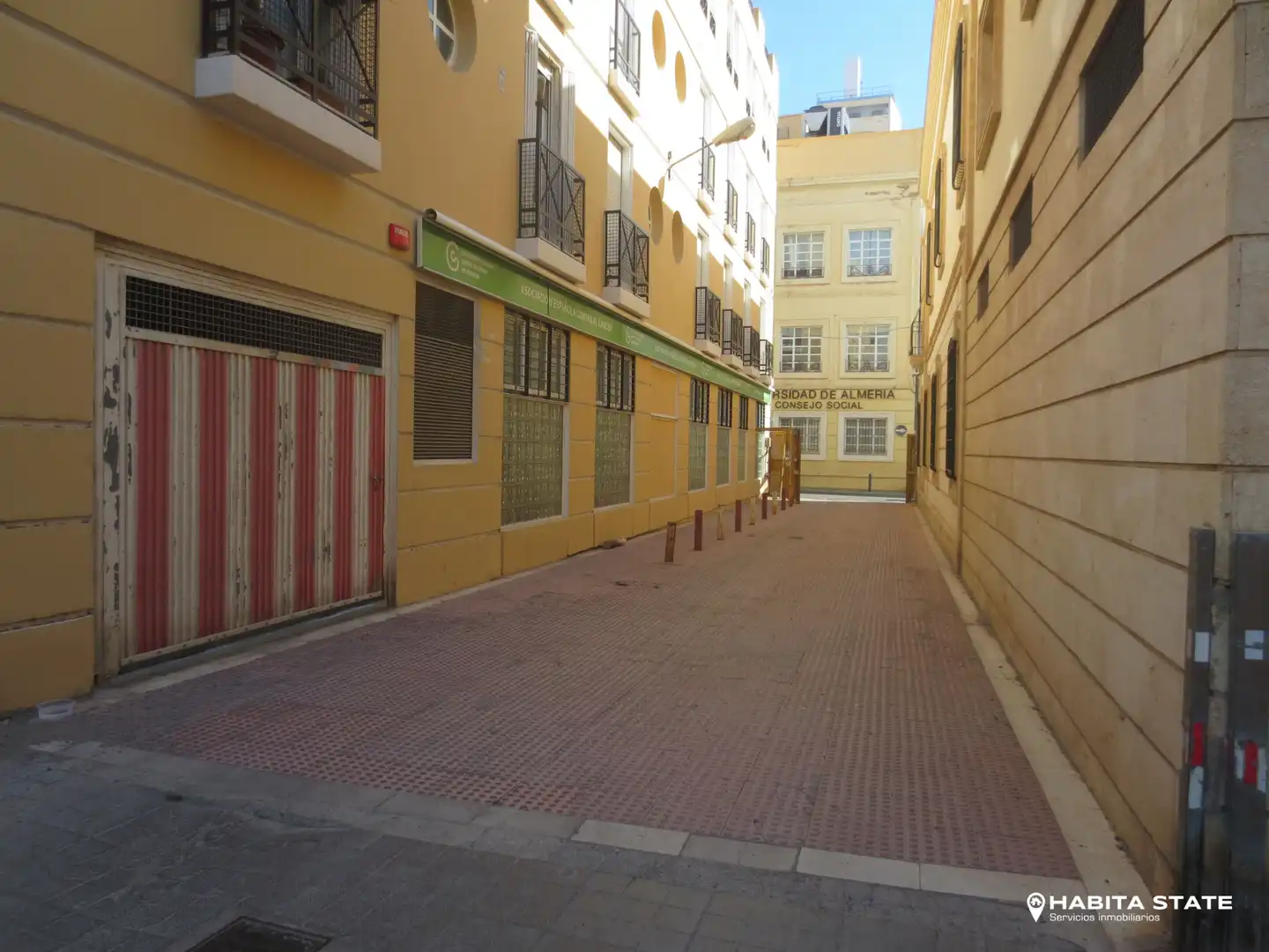 Vista exterior de Garatge en venda en Almería