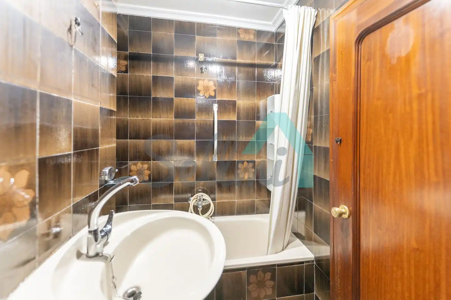 Bany de Pis en venda en Oviedo  amb Calefacció, Parquet i Terrassa