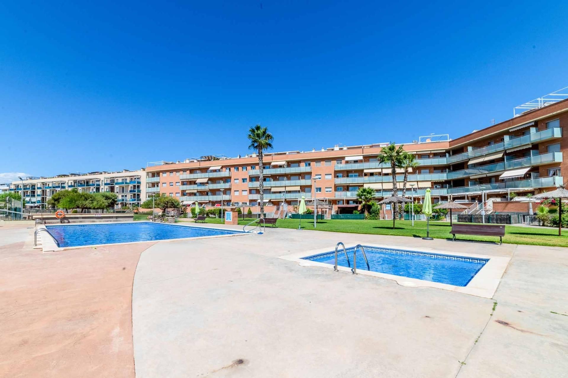 Piscina de Pis en venda en Cubelles amb Aire condicionat, Calefacció i Jardí privat