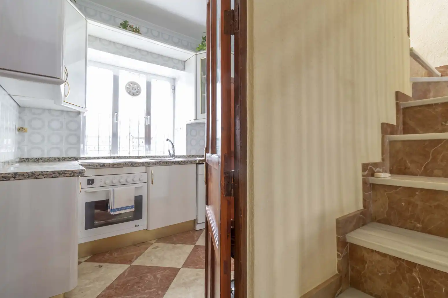 Cuina de Casa adosada en venda en Villanueva del Río y Minas amb Aire condicionat, Terrassa i Balcó