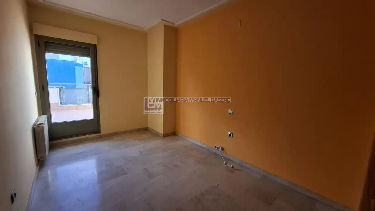 Habitación de Ático en venta en Cáceres con Calefacción, Terraza y Trastero