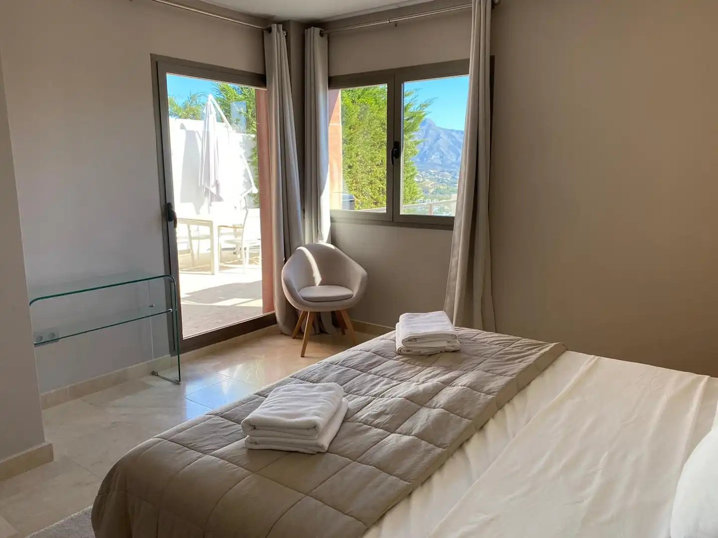 Habitación de Casa adosada de alquiler con opción a compra en Benahavís con Aire acondicionado, Terraza y Trastero