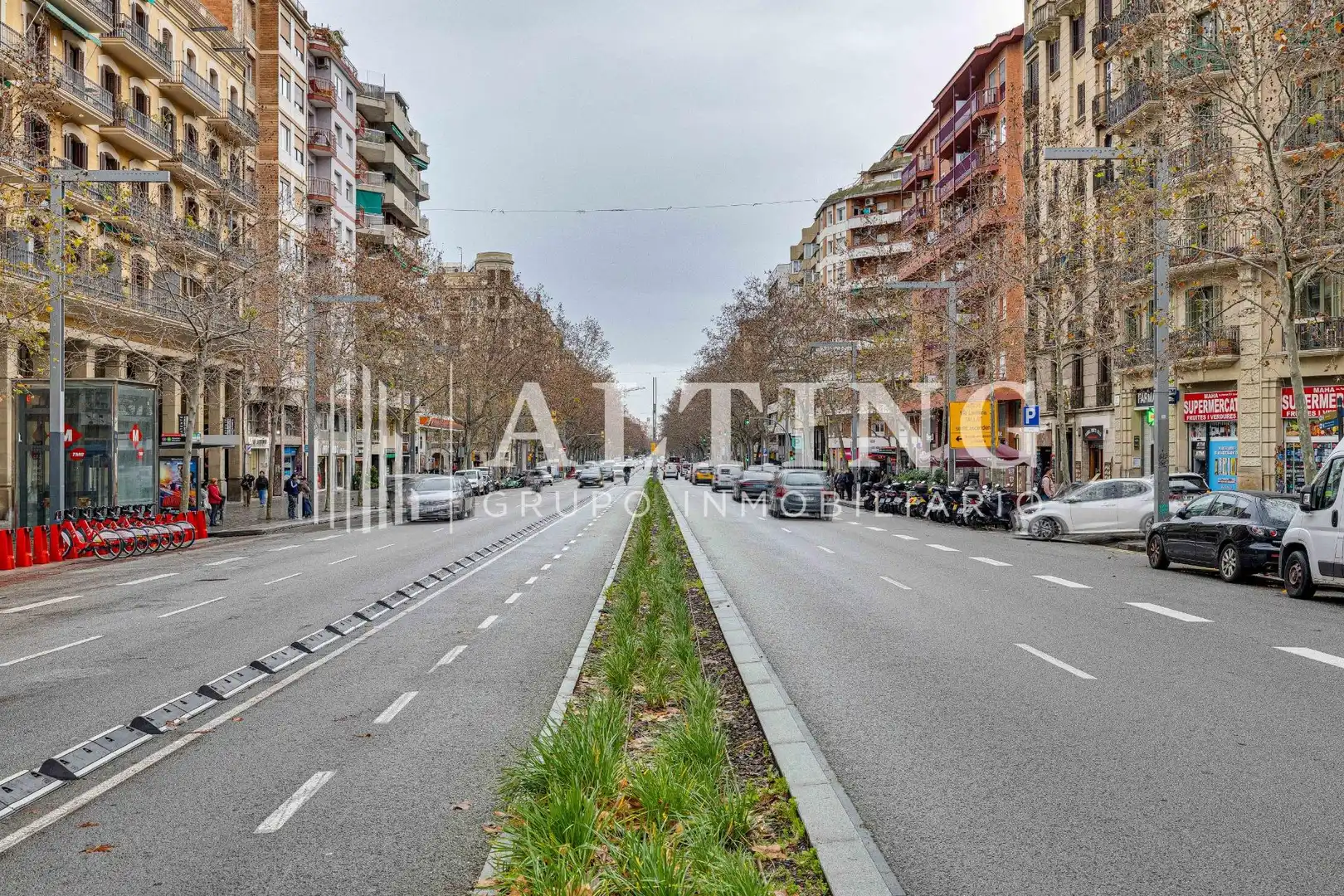 Vista exterior de Local en venda en Barcelona amb Aire condicionat i Moblat