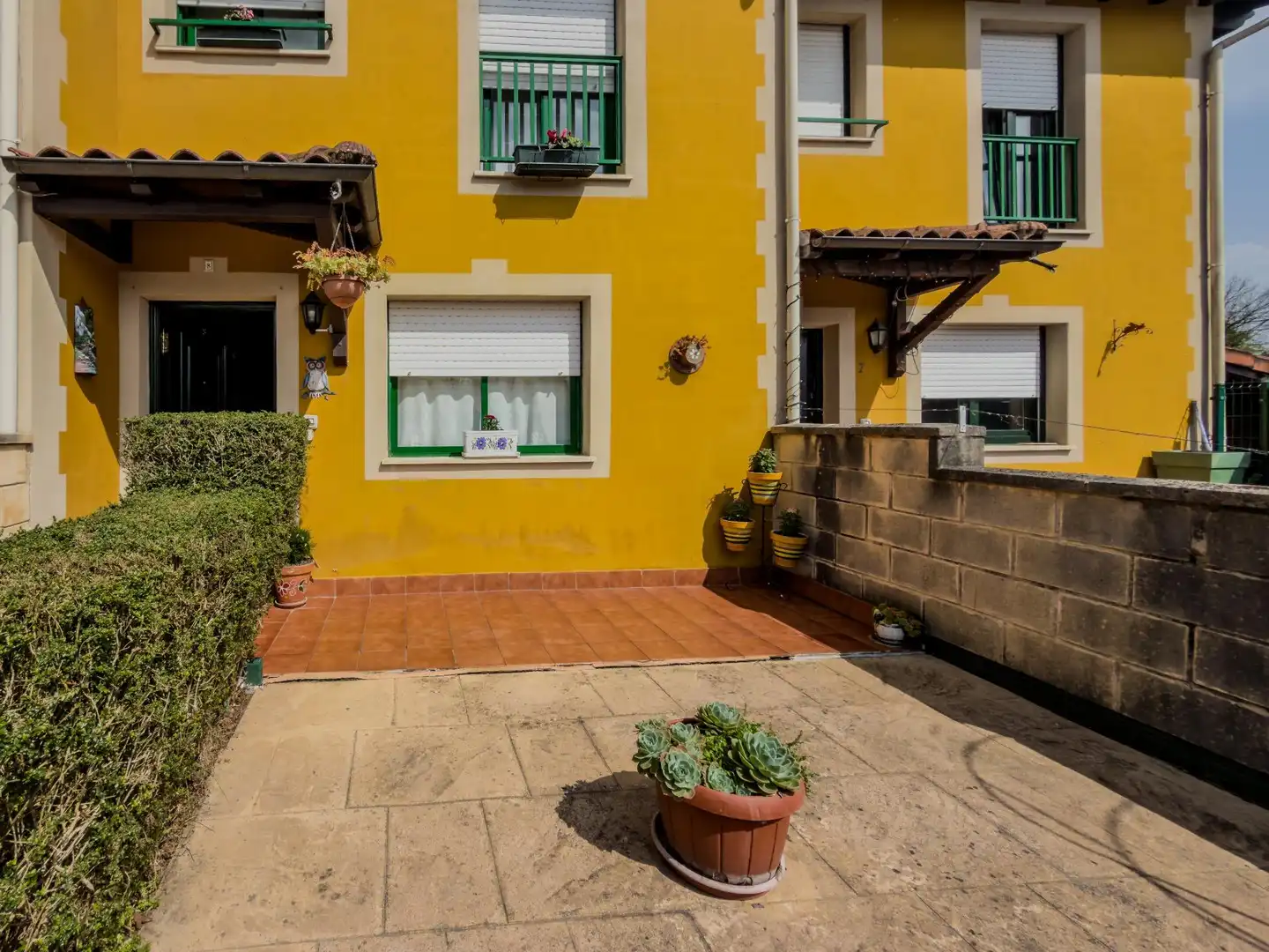 Vista exterior de Casa adosada en venda en Villafufre amb Calefacció i Jardí privat