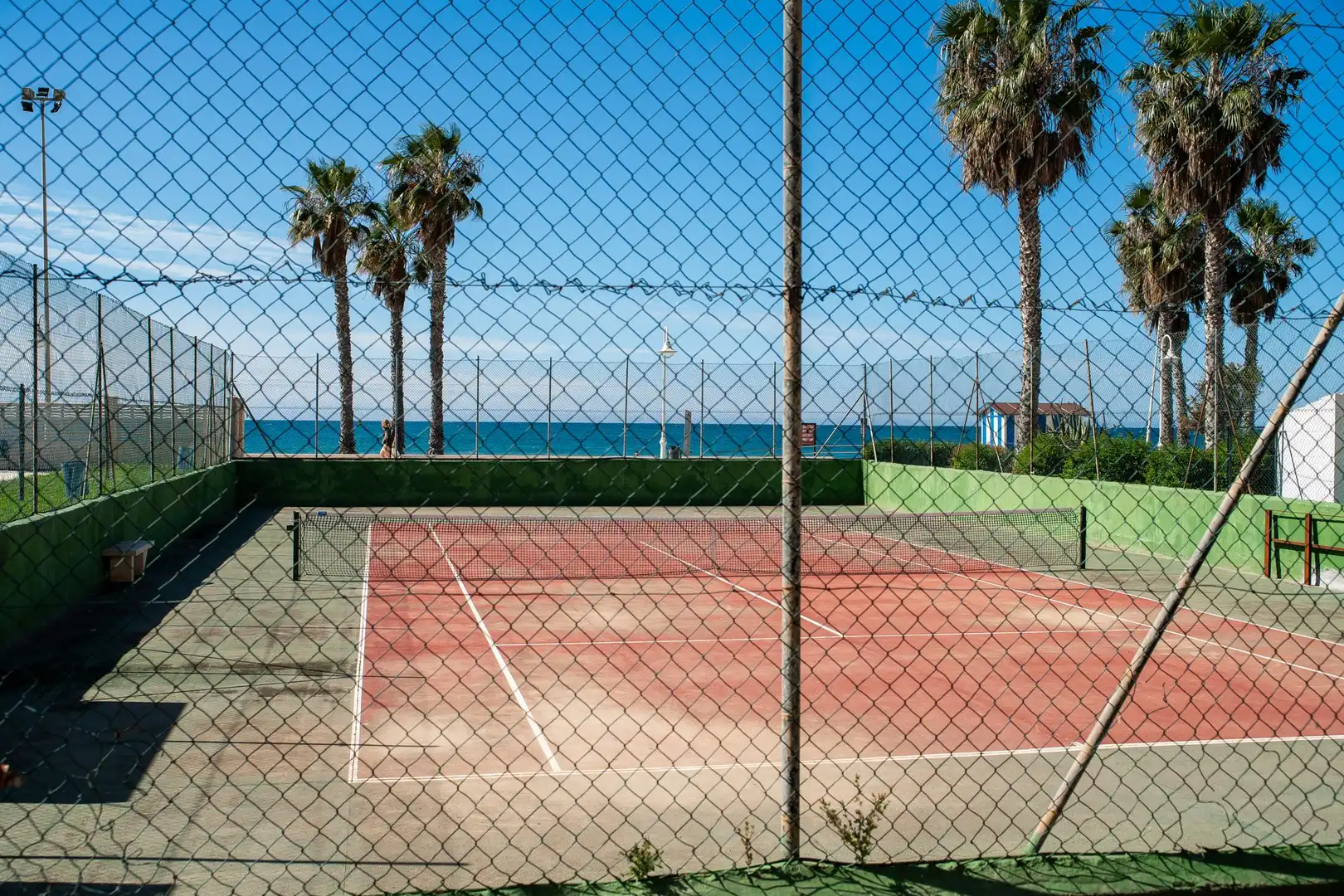Außenansicht von Wohnungen zum Verkauf in Algarrobo mit Terrasse