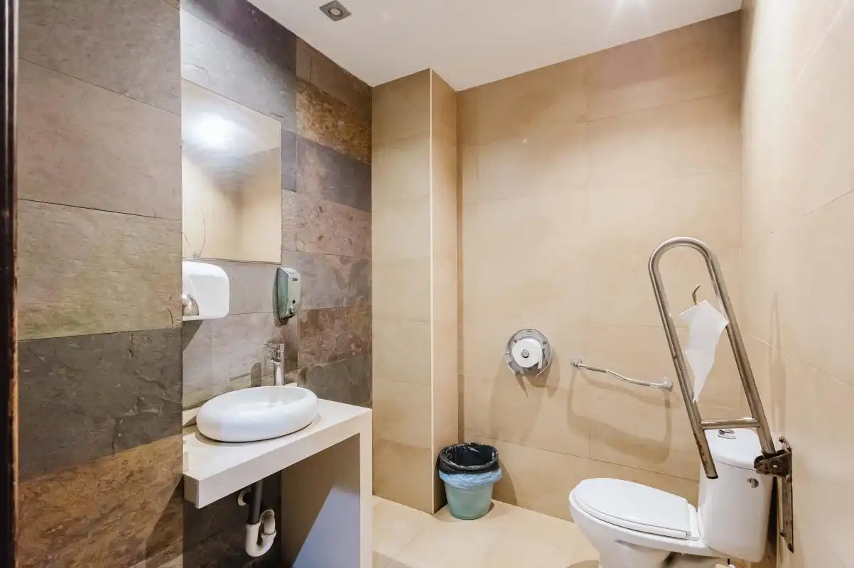 Baño de Local en venta en Marbella con Calefacción