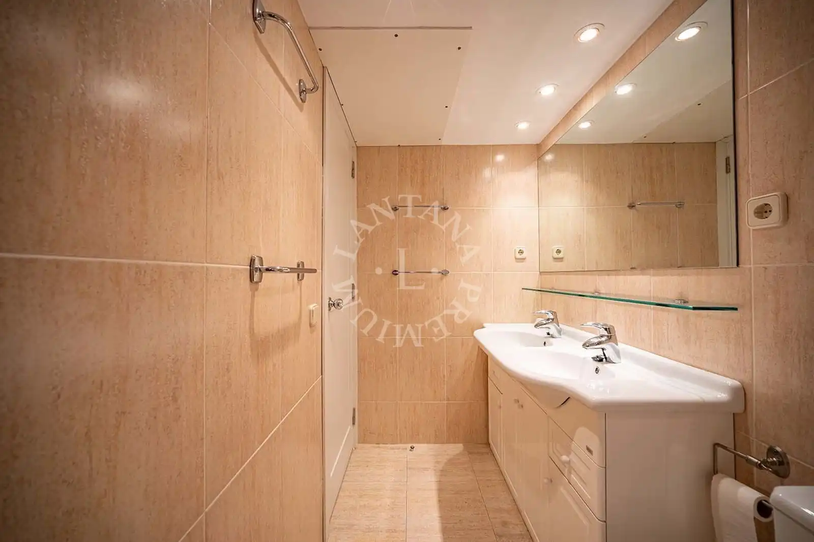 Bathroom of Flat for sale in Naut Aran  with Heating, Parquet flooring and Storage room
