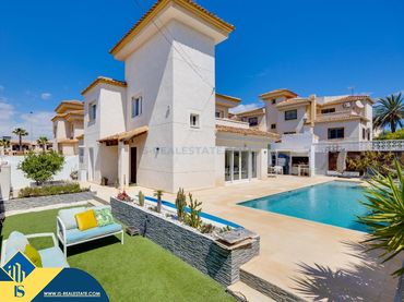 Xalet amb piscina en venda a Nueva Torrevieja - Aguas Nuevas