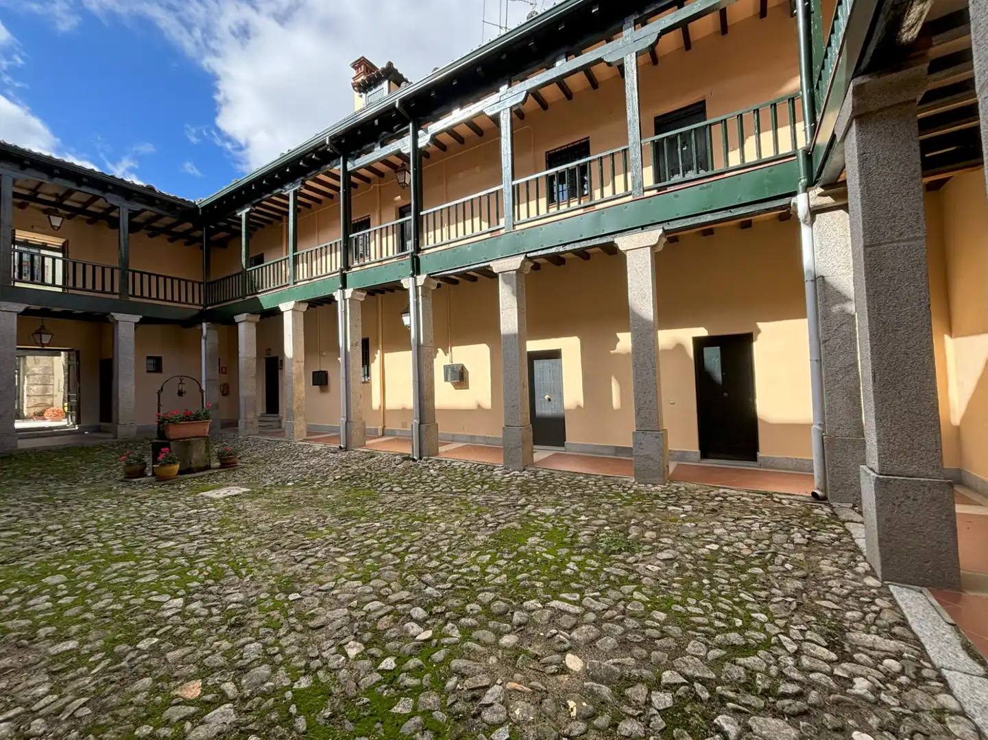 Vista exterior de Casa adosada en venta en Real Sitio de San Ildefonso con Calefacción, Jardín privado y Parquet