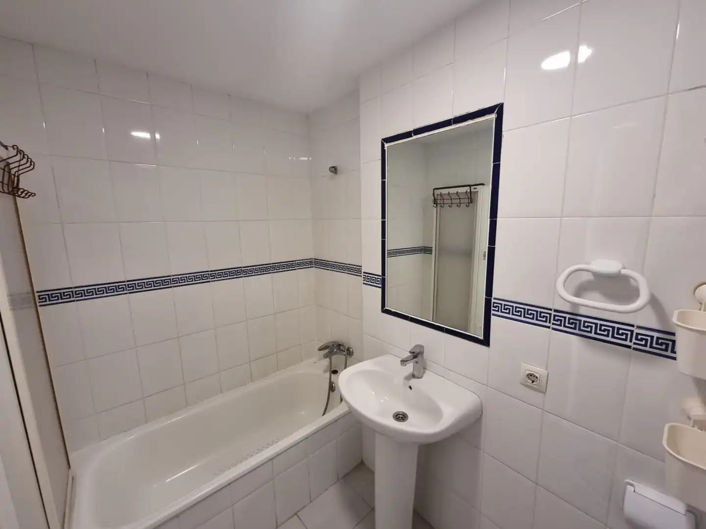 Baño de Piso en venta en Fuengirola con Terraza y Piscina comunitaria
