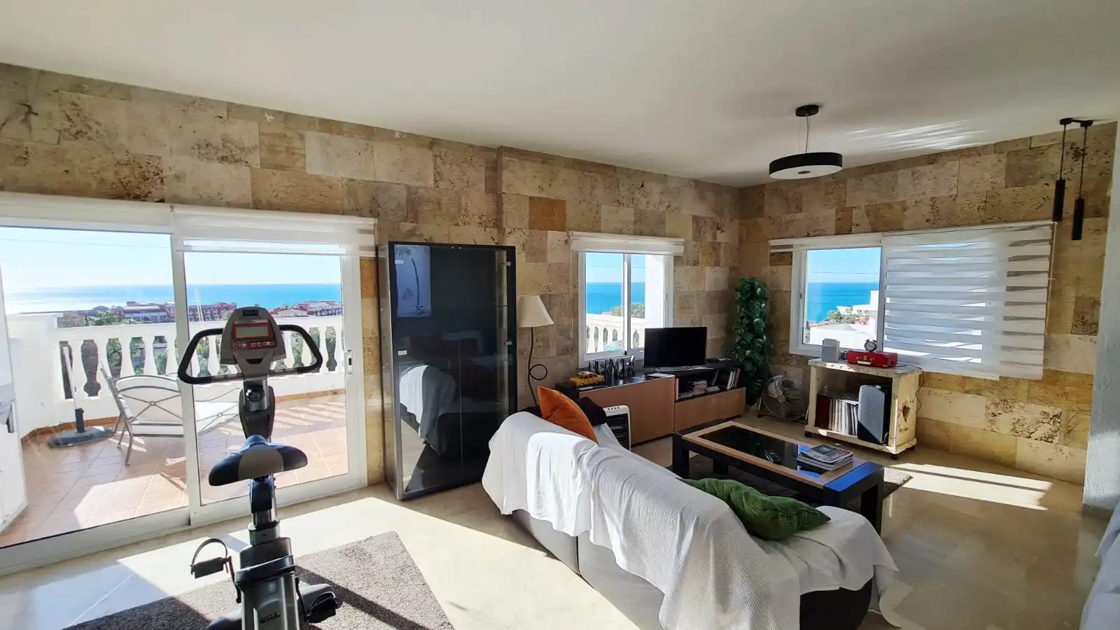 Sala d'estar de Casa o xalet en venda en Benalmádena amb Aire condicionat, Jardí privat i Terrassa