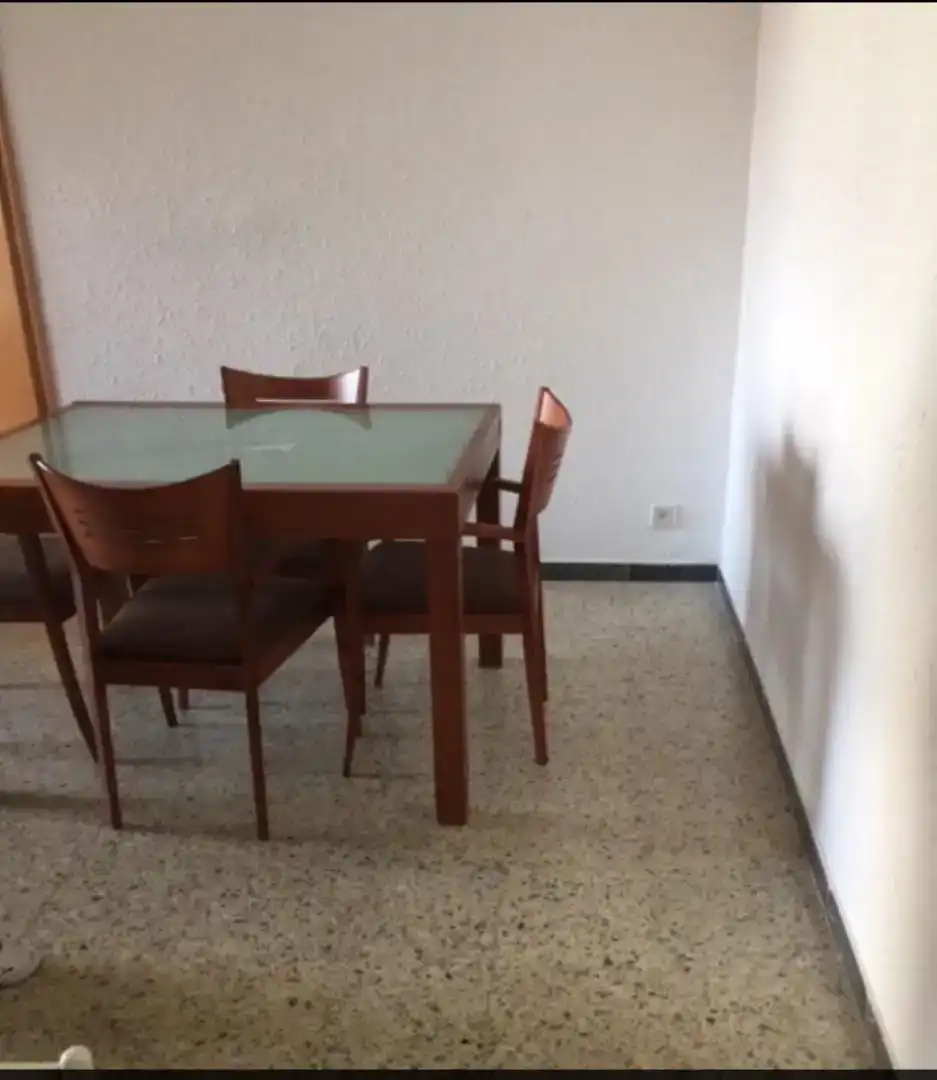Comedor de Piso para compartir en Esplugues de Llobregat con Jardín privado, Piscina y Amueblado