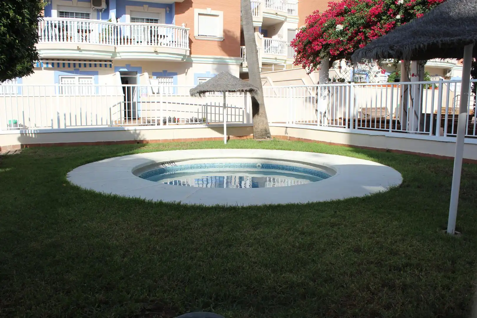 Piscina de Apartamento en venta en Roquetas de Mar con Aire acondicionado, Amueblado y Horno