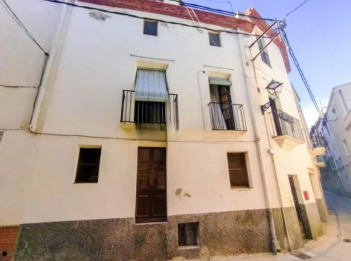 Vista exterior de Casa adosada en venda en Riudecols amb Traster i Balcó