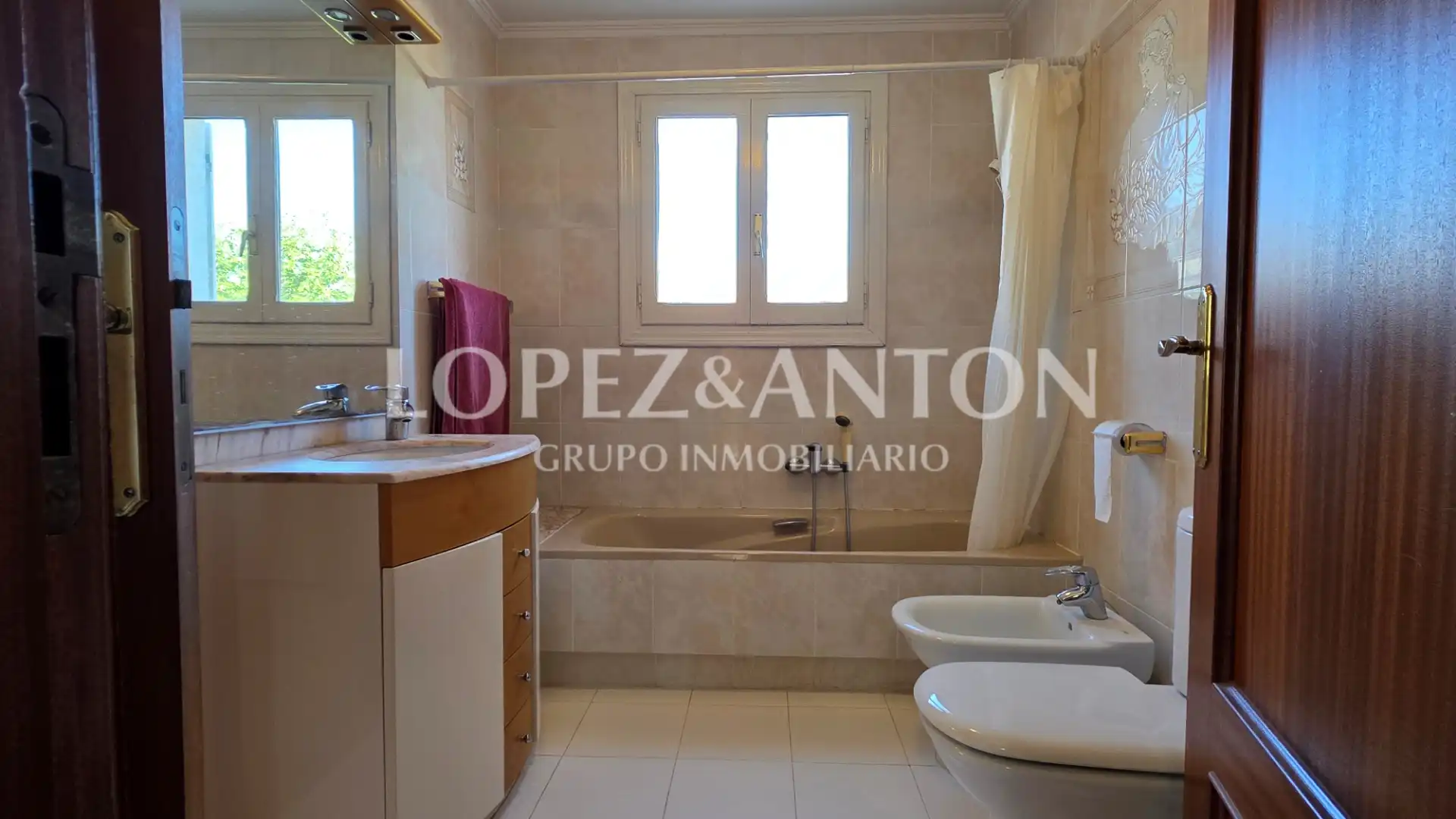 Bathroom of Houses for sale in L'Eliana  with Air Conditioner, Heating and Private garden