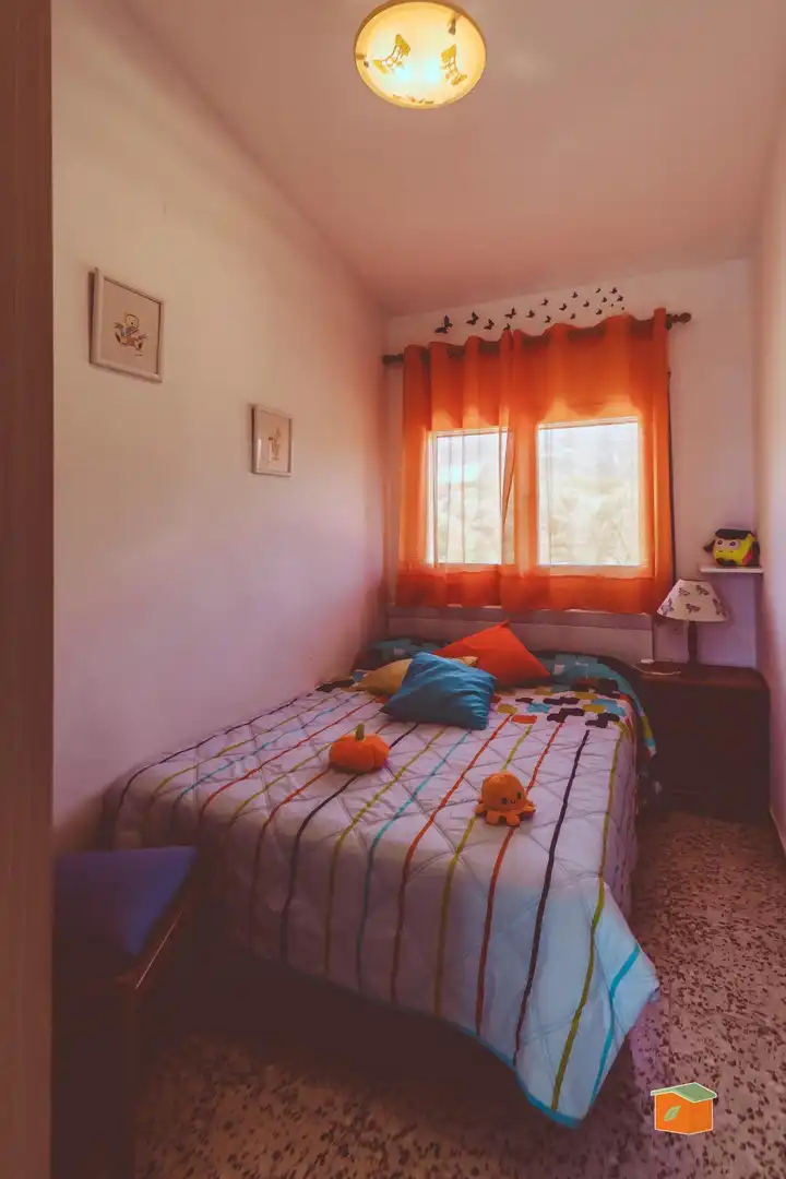 Dormitori de Casa adosada en venda en Alcanar amb Jardí privat, Terrassa i Moblat