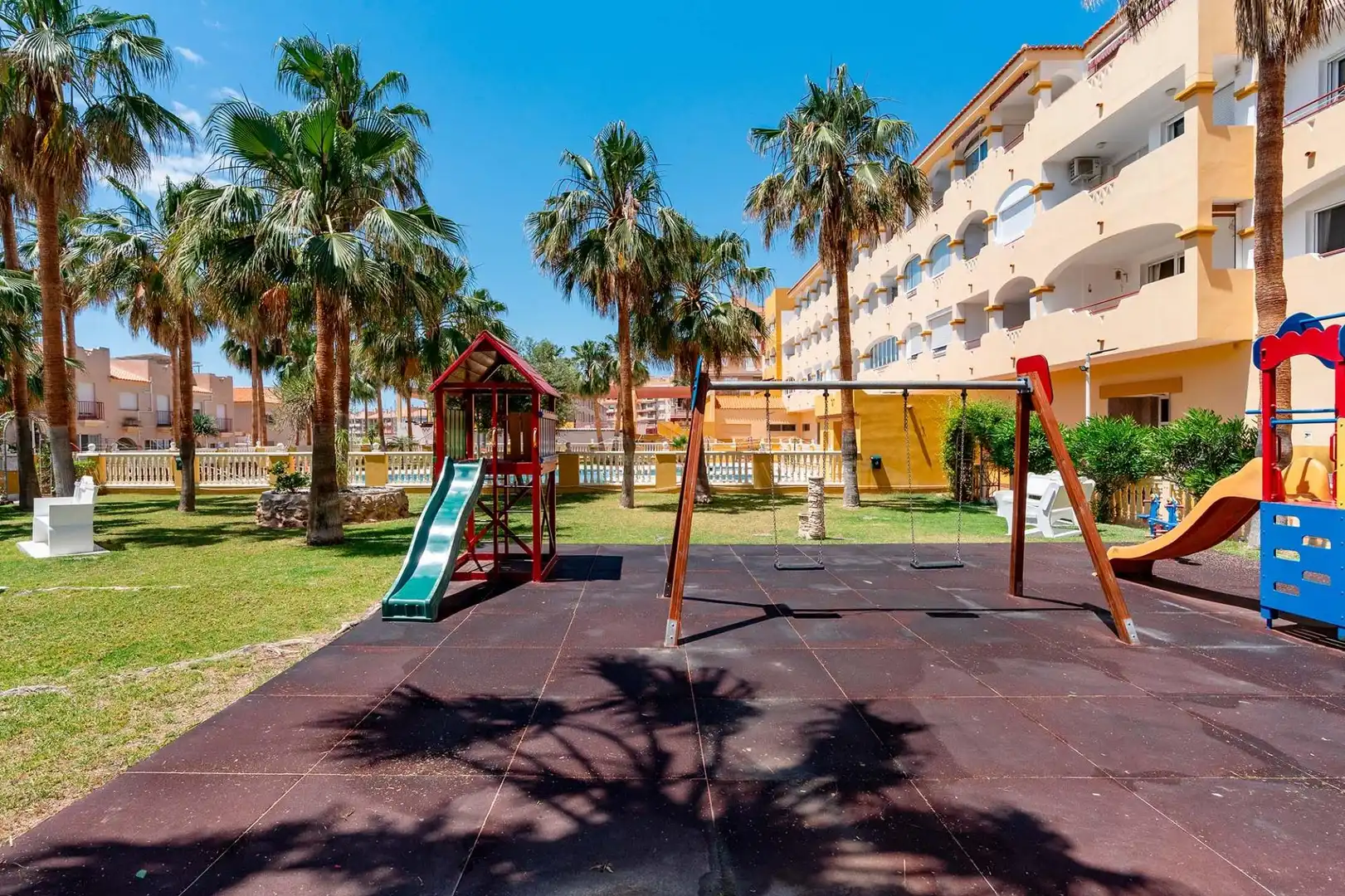 Aparcament de Pis en venda en El Ejido amb Terrassa, Moblat i Piscina comunitària