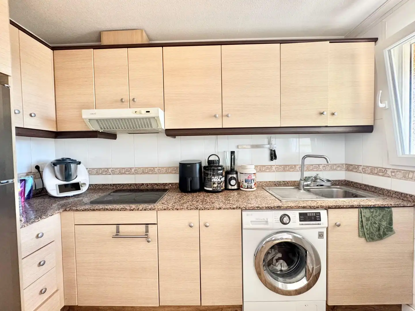 Cuina de Apartament de lloguer en Torrevieja amb Aire condicionat, Piscina i Moblat