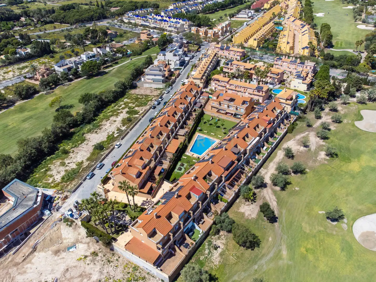 Vista exterior de Casa adosada en venta en Alicante / Alacant con Aire acondicionado, Balcón y Piscina comunitaria