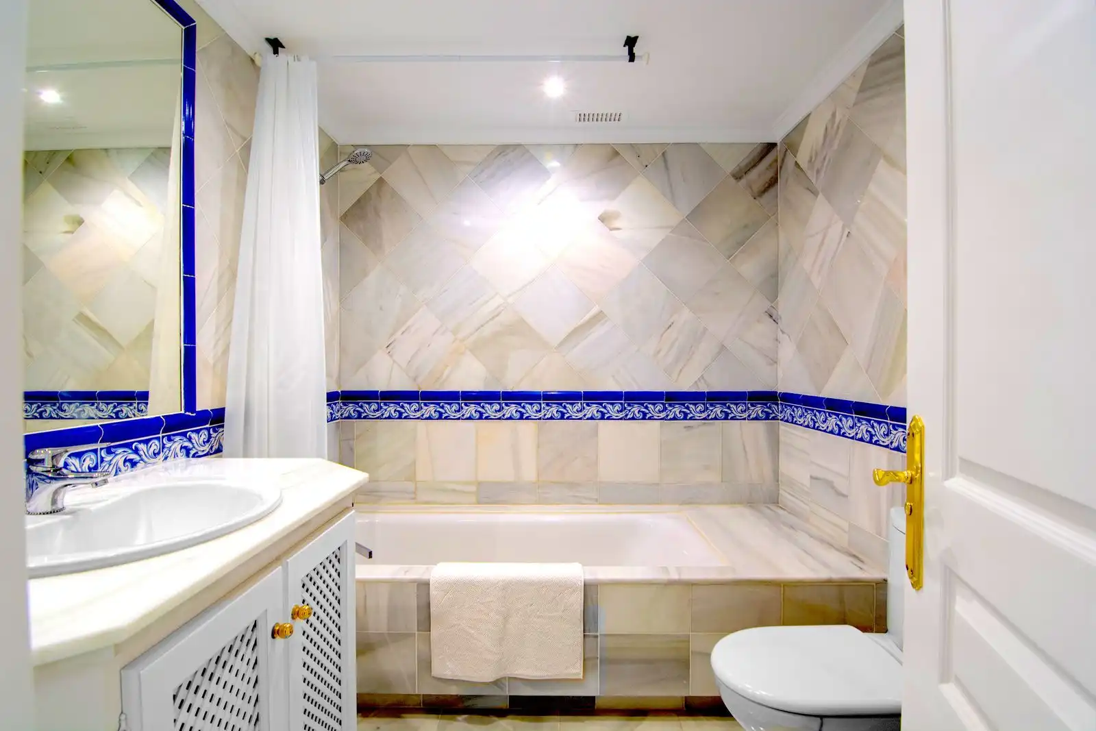 Baño de Apartamento en venta en Benahavís con Terraza, Amueblado y Piscina comunitaria