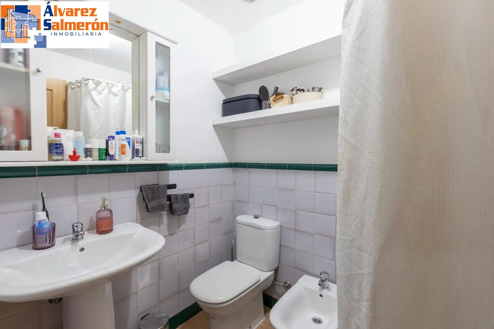 Bathroom of Flat for sale in Granada  with Air Conditioner