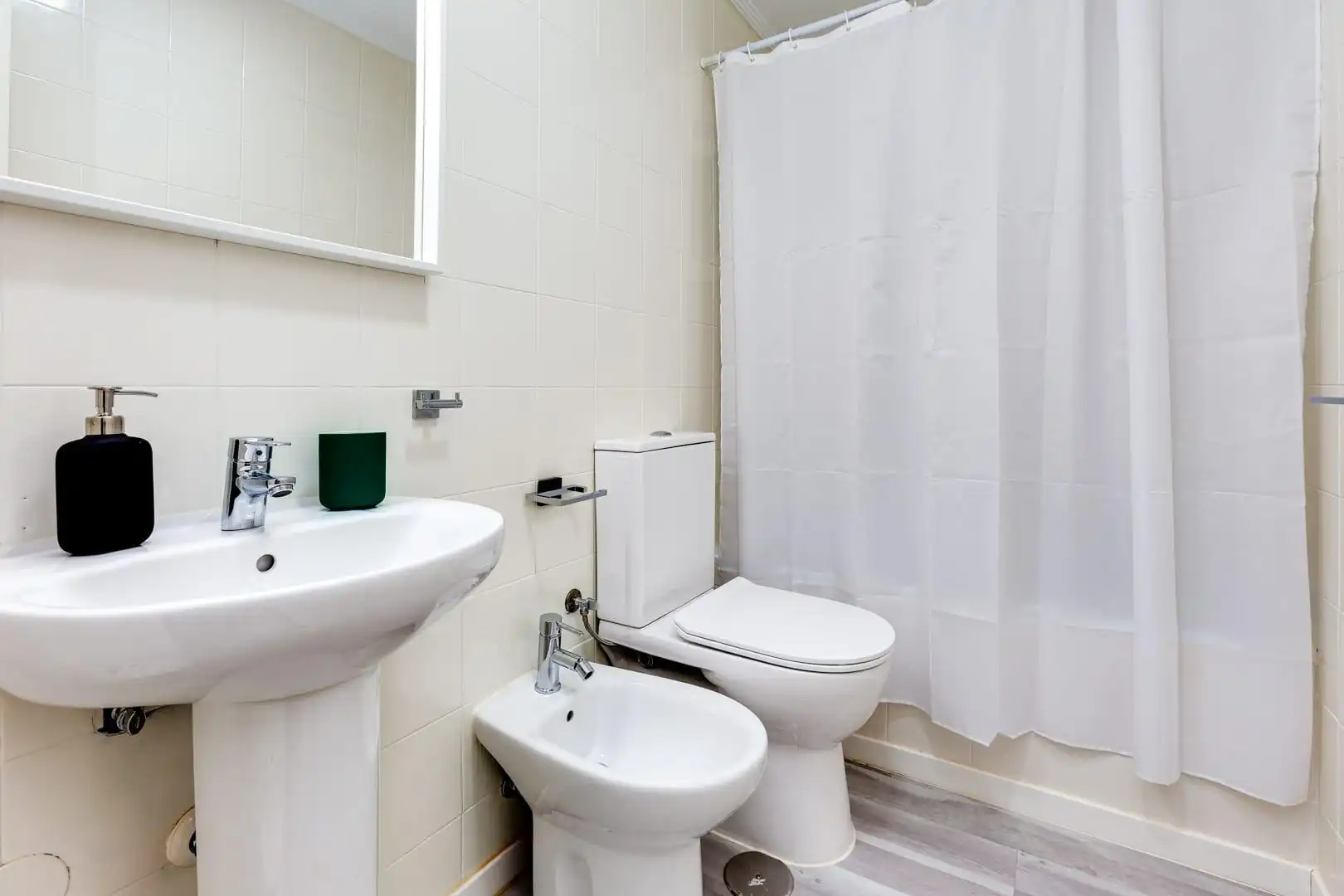 Badezimmer von Wohnungen zur Miete in Torrevieja mit Klimaanlage, Heizung und Privatgarten