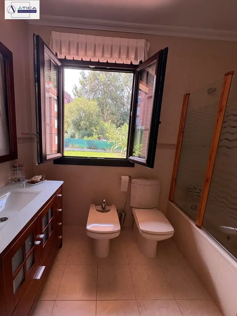 Bany de Casa adosada en venda en Castro-Urdiales amb Aire condicionat, Calefacció i Jardí privat