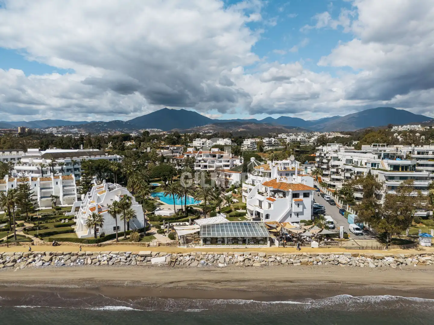 Vista exterior de Planta baixa en venda en Marbella amb Calefacció, Jardí privat i Piscina