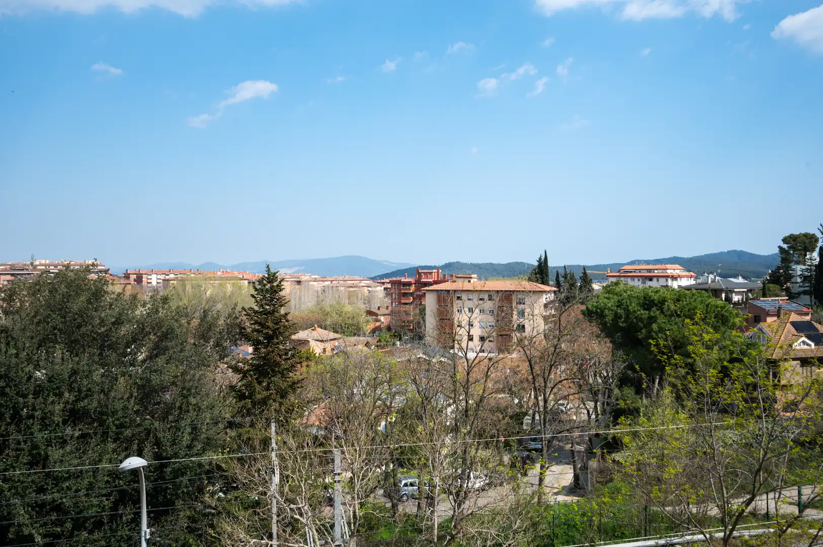 Außenansicht von Einfamilien-Reihenhaus zum Verkauf in Sant Cugat del Vallès mit Klimaanlage, Heizung und Privatgarten