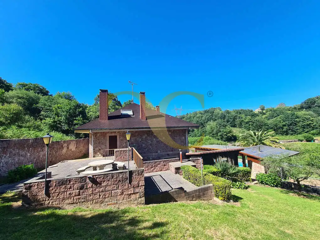 Jardí de Casa o xalet en venda en Oviedo  amb Calefacció, Jardí privat i Terrassa