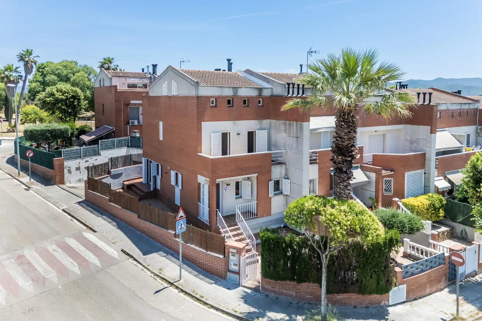 Vista exterior de Casa adosada en venda en Parets del Vallès amb Calefacció i Terrassa