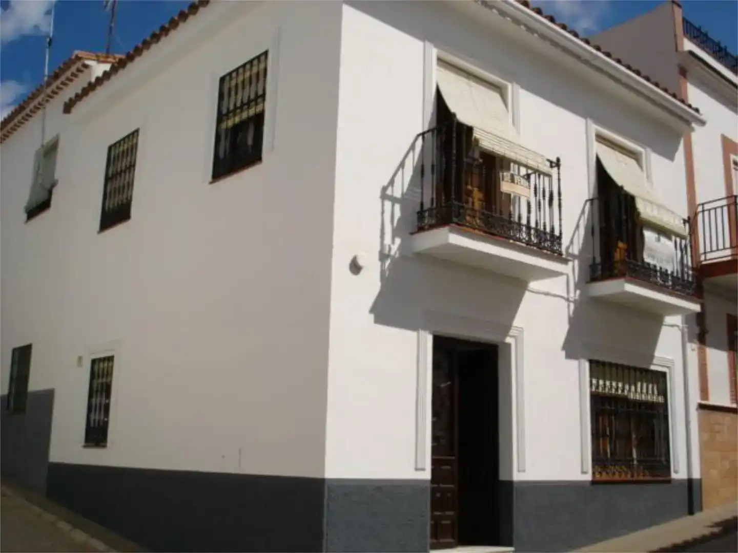 Vista exterior de Casa adosada en venda en Almonaster la Real amb Moblat i Balcó