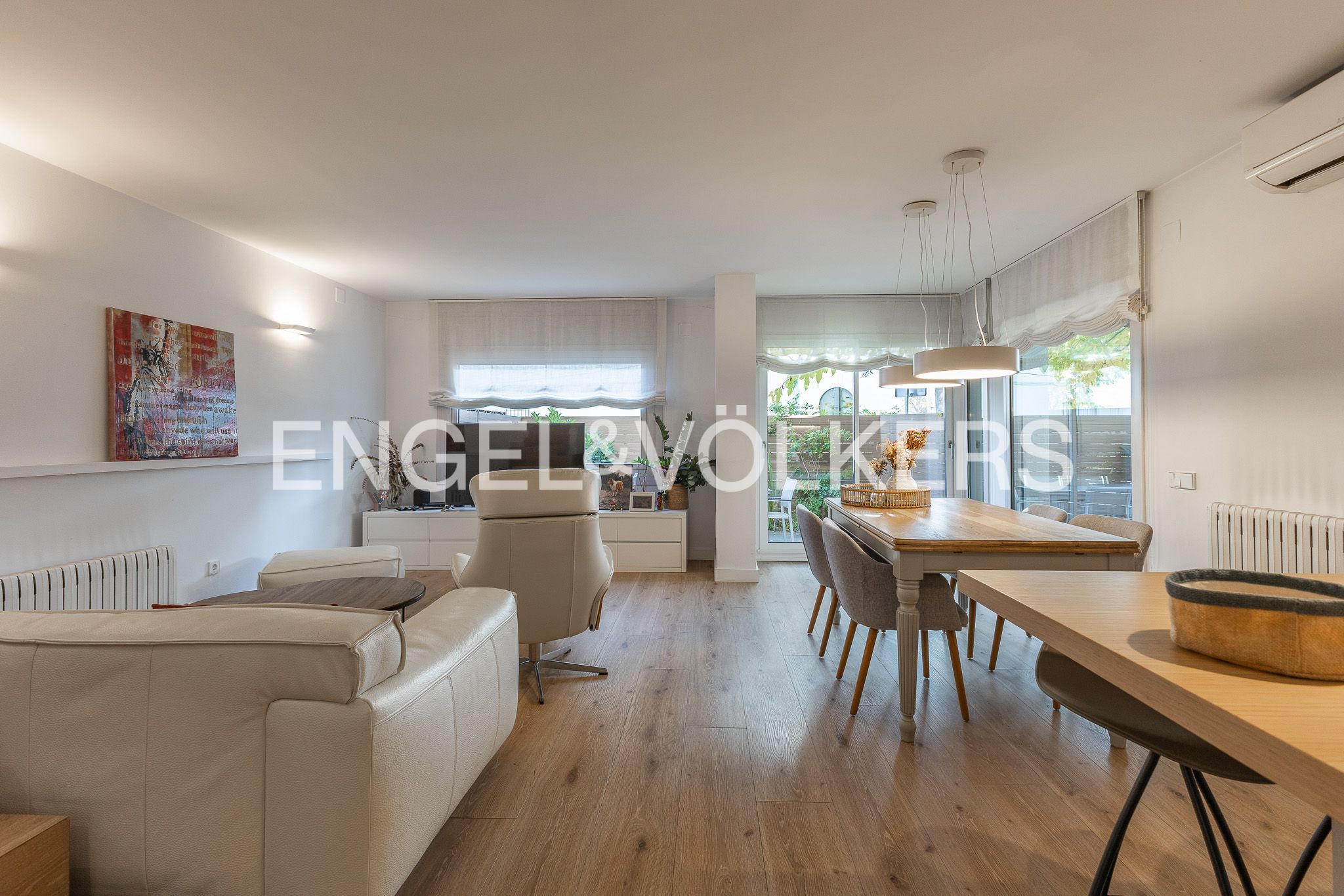 Sala d'estar de Casa o xalet en venda en Sant Cugat del Vallès amb Calefacció