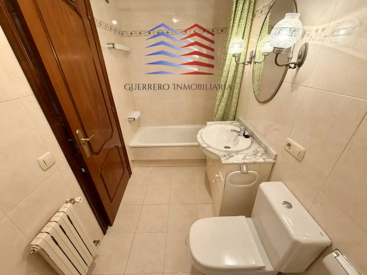 Baño de Apartamento de alquiler en Ourense Capital  con Calefacción, Parquet y Trastero