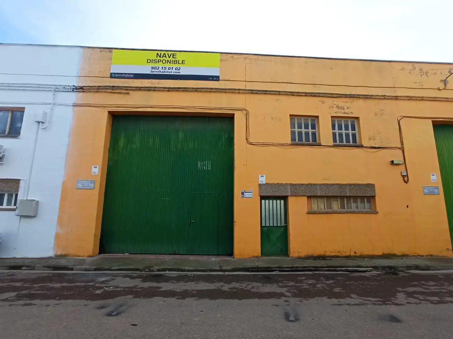 Vista exterior de Nave industrial en venta en Cadrete