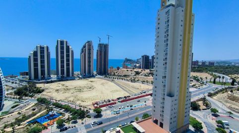 Amplio piso con 2 dormitorios y vistas al mar, con plaza de garaje y trastero privados en zona playa Poniente.