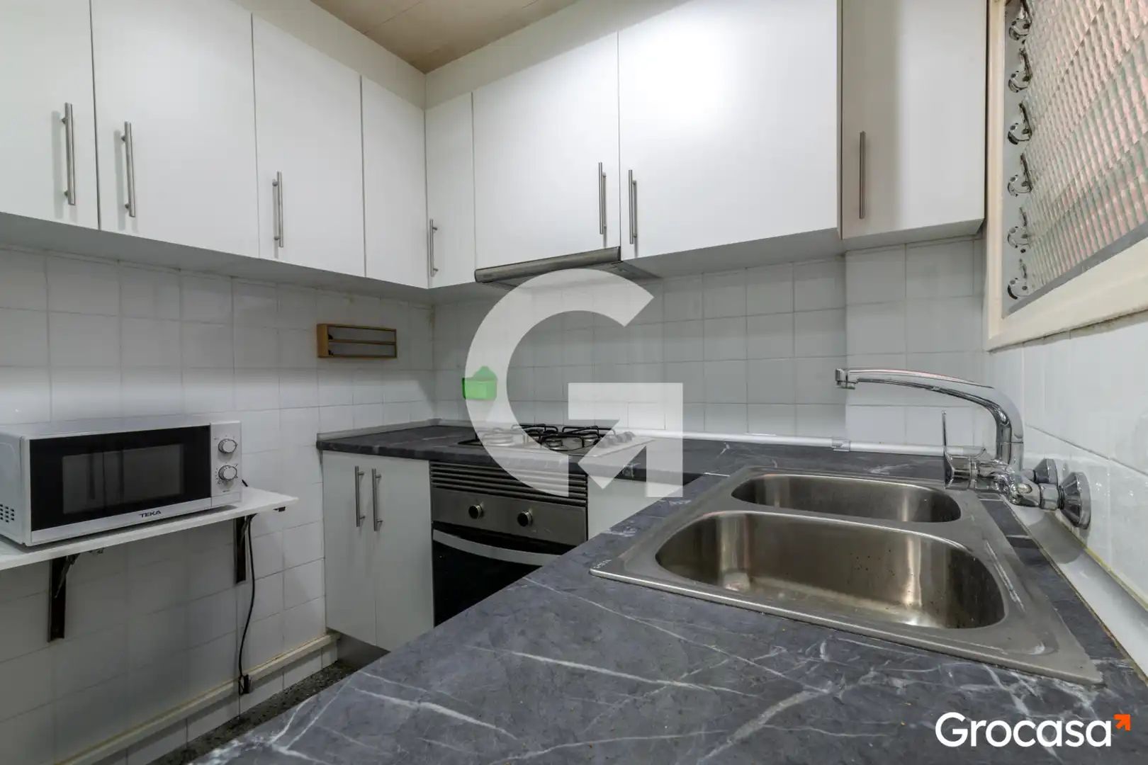 Cuina de Pis en venda en Sant Feliu de Llobregat amb Forn, Rentadora i TV