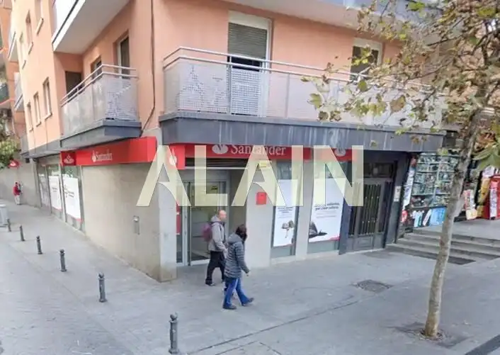 Locale commerciale in affitto a Calle de las Fraguas