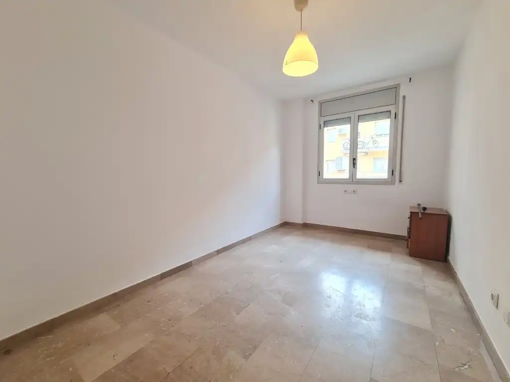 Schlafzimmer von Wohnung zur Miete in Girona