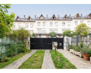 Vista exterior de Casa adosada en venda en Viladecavalls amb Aire condicionat, Calefacció i Jardí privat