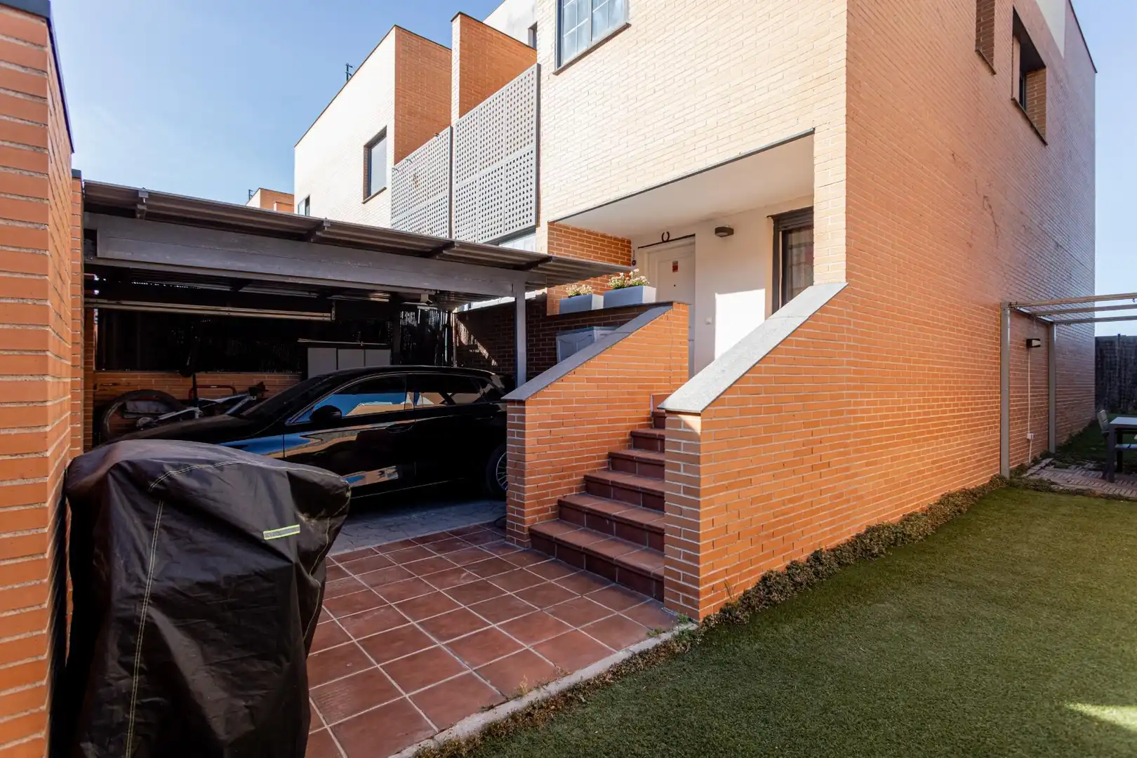 Aparcament de Casa adosada en venda en Valdemoro amb Aire condicionat, Calefacció i Jardí privat