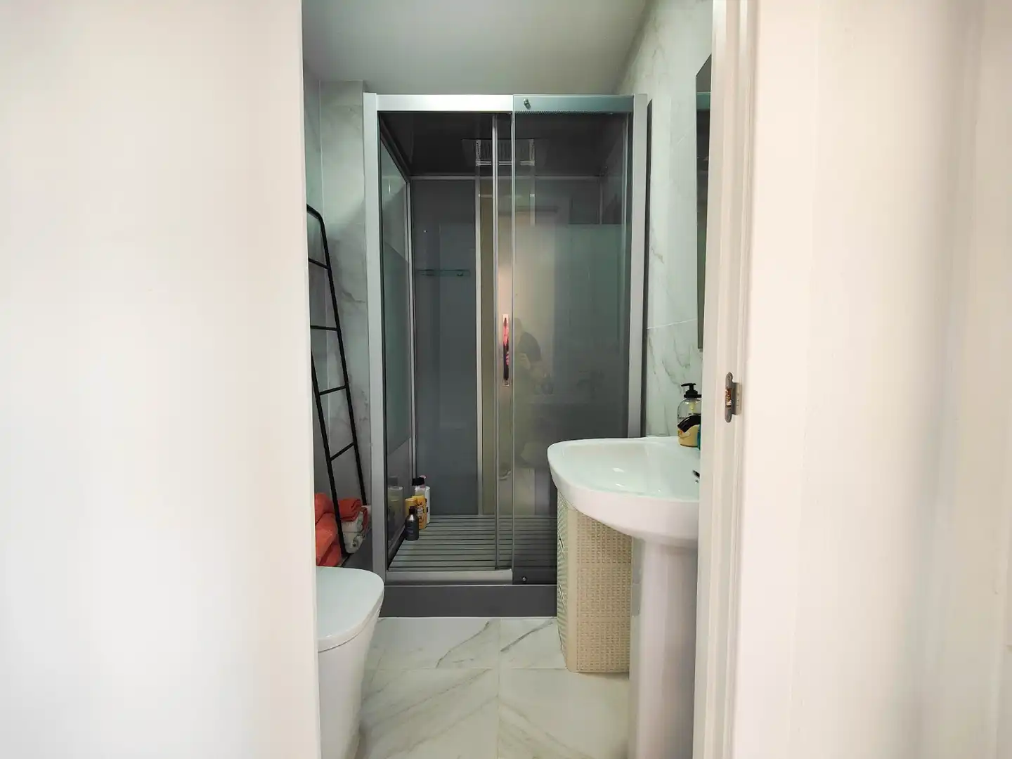 Badezimmer von Einfamilien-Reihenhaus zum Verkauf in Torrevieja mit Klimaanlage, Privatgarten und Terrasse